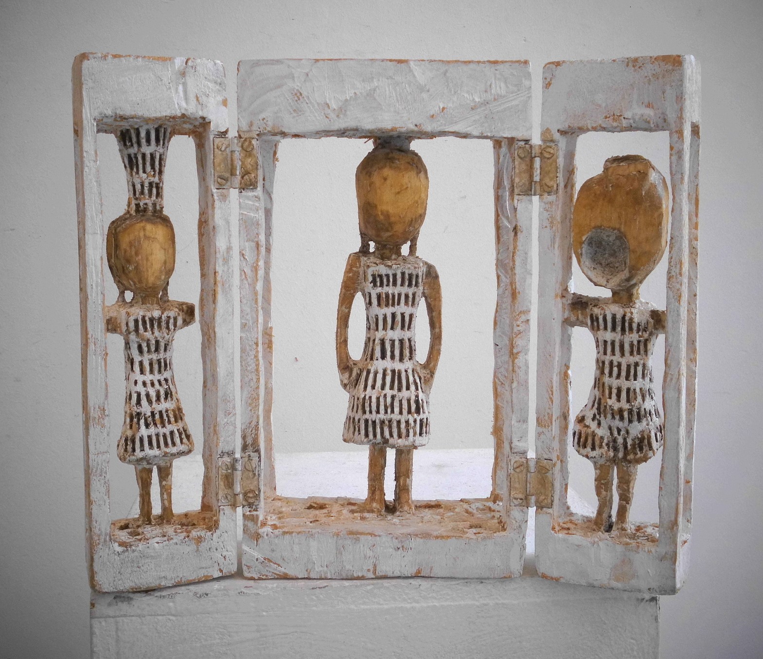 Klaus Hack, Schreikleid - Altar, 2010, Linde, teilweise weiss gefasst, aufgeklappt 27 cm x 30,2 cm x 7 cm, Preis auf Anfrage, Galerie Cyprian Brenner