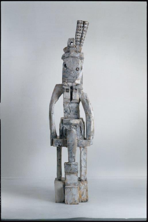 Klaus Hack, Sitzende Figur, 1999 - 2005, Holz weiß gefasst, 194,5 cm x 49 cm x 45 cm