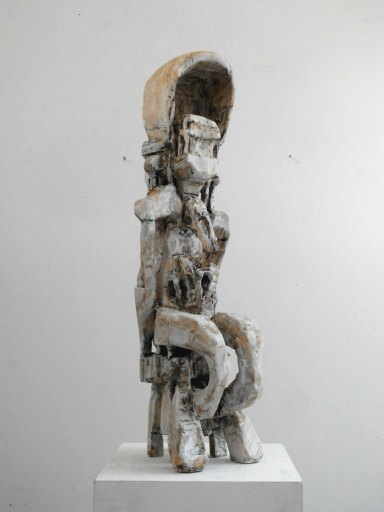 Klaus Hack, Sitzende Figur, 2012, Linde weiß gefasst, 92 cm x 31 cm x 23 cm, Preis auf Anfrage