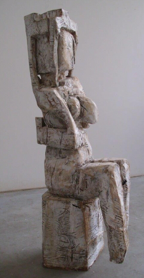 Klaus Hack, Sitzende Figur, 2013, Eichenholz weiß gefasst, 123 cm x 48 cm x 36 cm