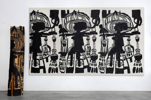 Klaus Hack , Vier Elemente, 2015, Druckstock Holz, 179 cm x 35,5 cm x 36 cm, zwei Drucke auf Leinwand, 190,5 cm x 152, 190,5 cm x 170,5 cm