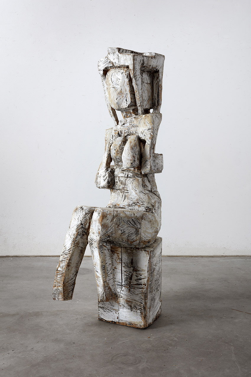 Klaus Hack, sitzende Figur, 2013, Holz weiß gefasst, 123,5 cm x 56 cm x 34 cm