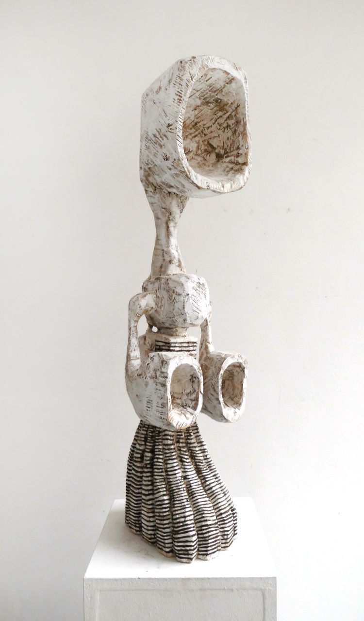 Klaus Hack, Figur mit Trompetenohren, 2013 , Lindenholz, weiß gefasst, 99 cm x 255 cm x 26 cm