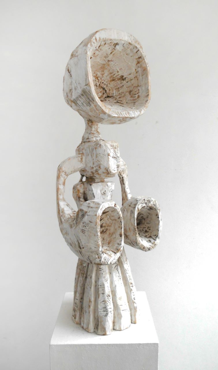 Klaus Hack, Figur mit Trompetenohren, 2013/2014, Lindenholz, weiß gefasst, 100,5 cm x 28,5 cm x 34 cm