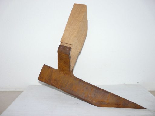 Franz Bernhard, Büste aufsteigend, Ex. 2/7, 2012, Ferro-Guss, Holz, 32,5 cm x 36 cm x 10 cm