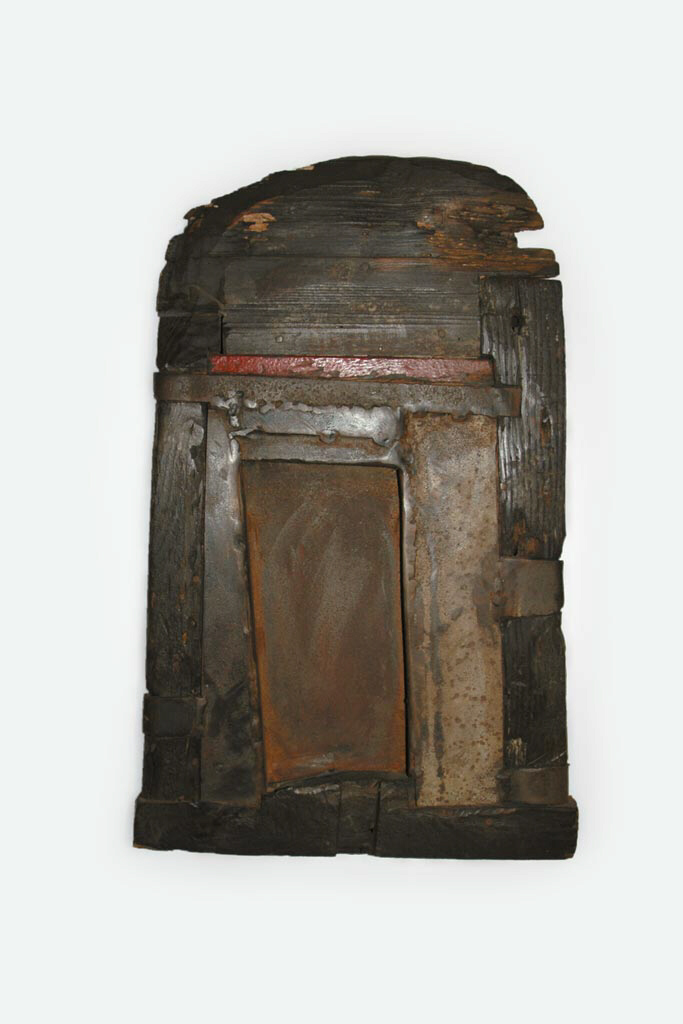 Gerda Bier  schwarzes Tor mit rot 1991 Holz, Eisen 51 cm x 33 cm