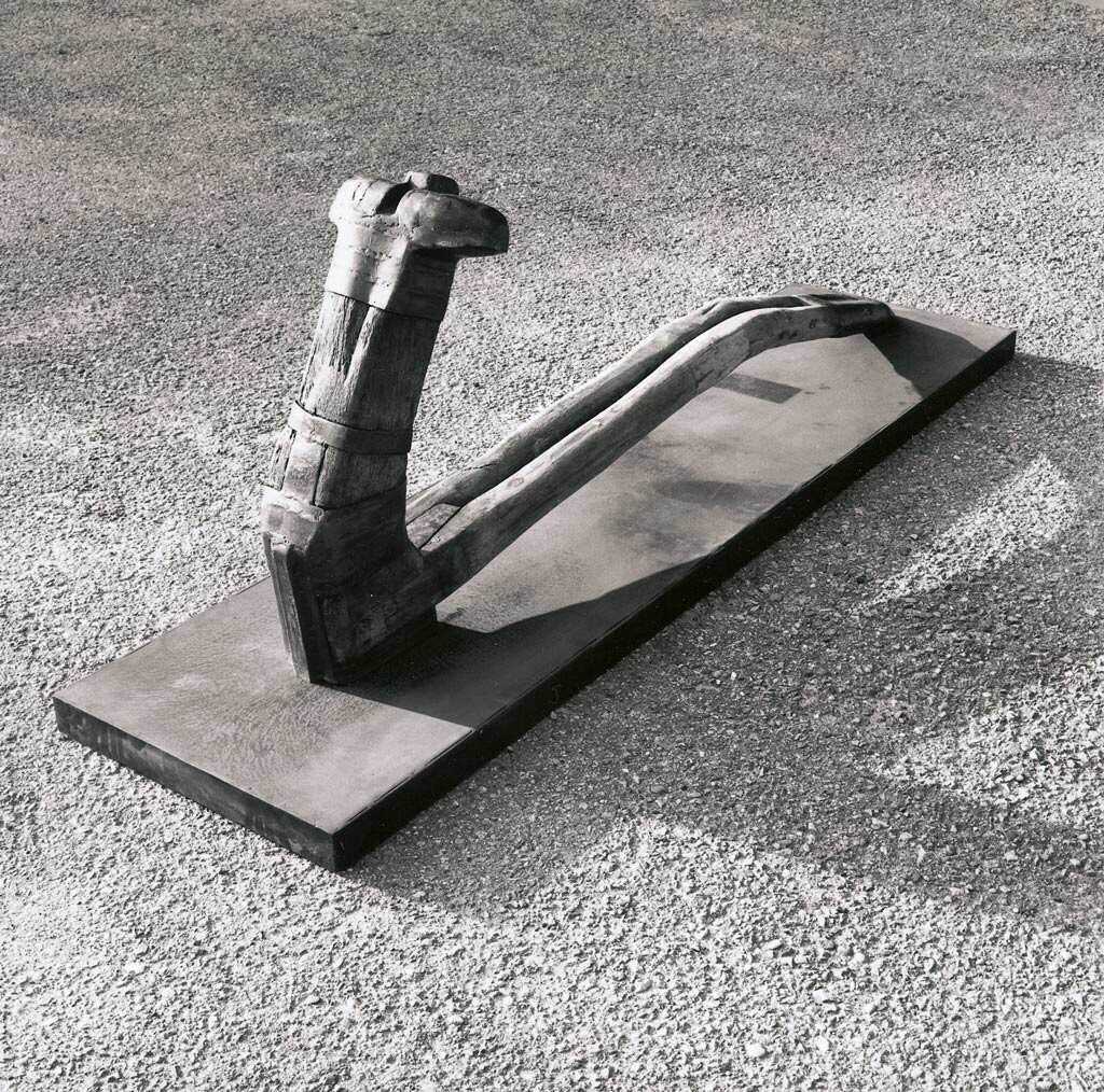 Gerda Bier  Liegende Figur sich aufrichtend 1991 Holz, Eisen 200 cm 