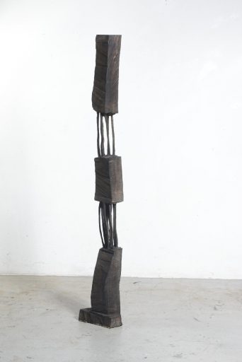 Armin Göhringer, o.T. , 2015, Holz geschwärzt, 172 cm x 20 cm x 11 cm, Preis auf Anfrage, agö005kü