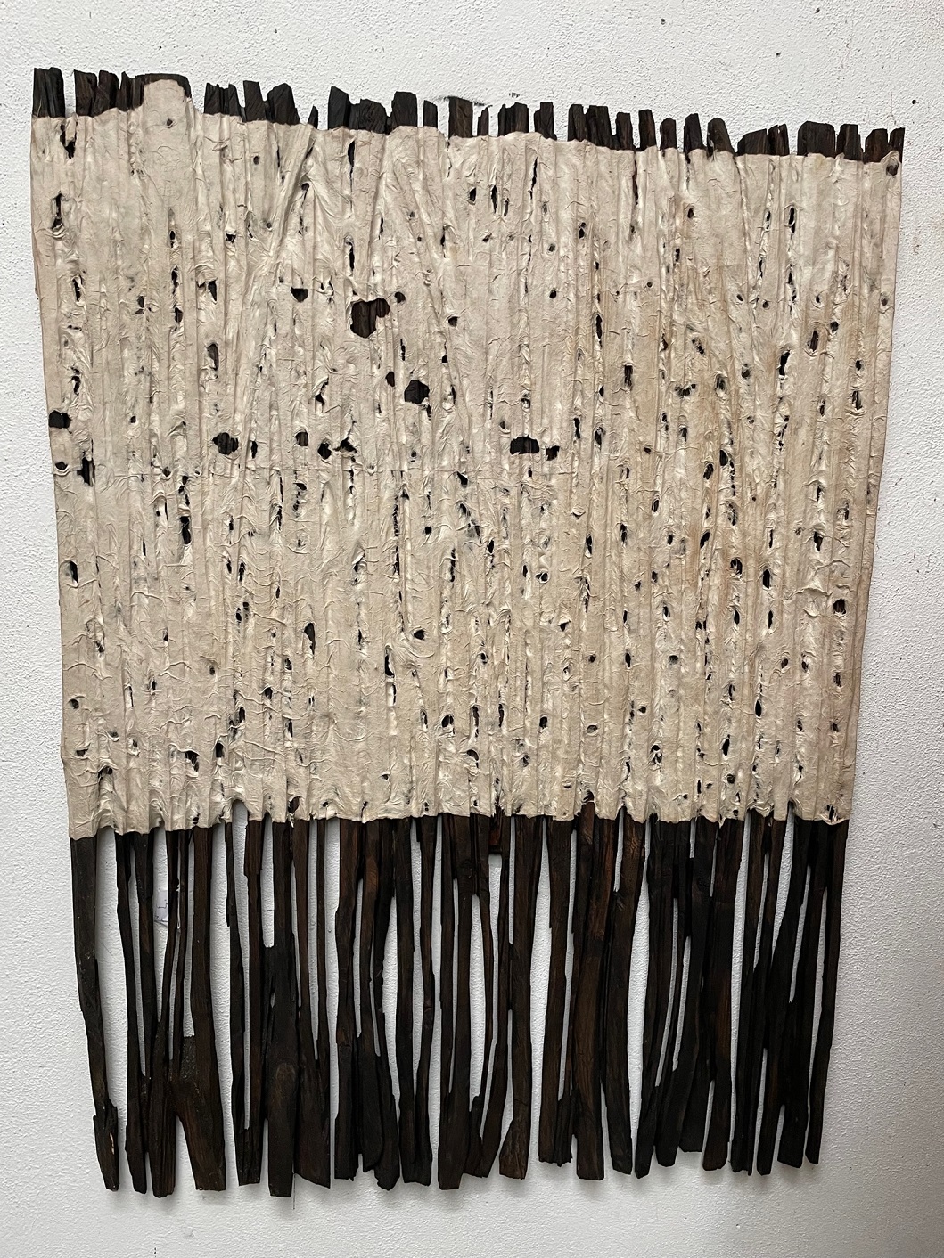 Armin Göhringer, o. T., 2010, Holz, geschwärzt, Bütten, 152 cm x 110 cm x 3 cm, Preis auf Anfrage, agö025kü