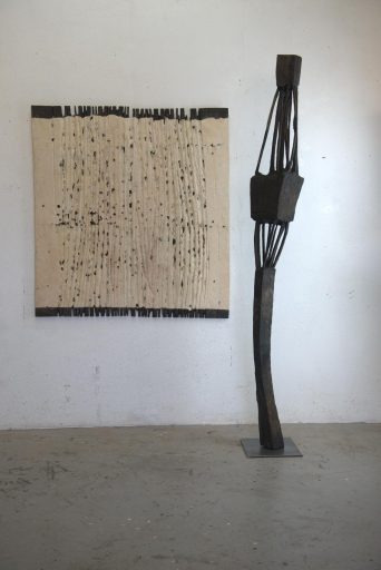 Armin Göhringer, o. T., 2018, Holz, geschwärzt, Eisen, 213 cm x 20 cm x 18 cm, Preis auf Anfrage, agö021kü