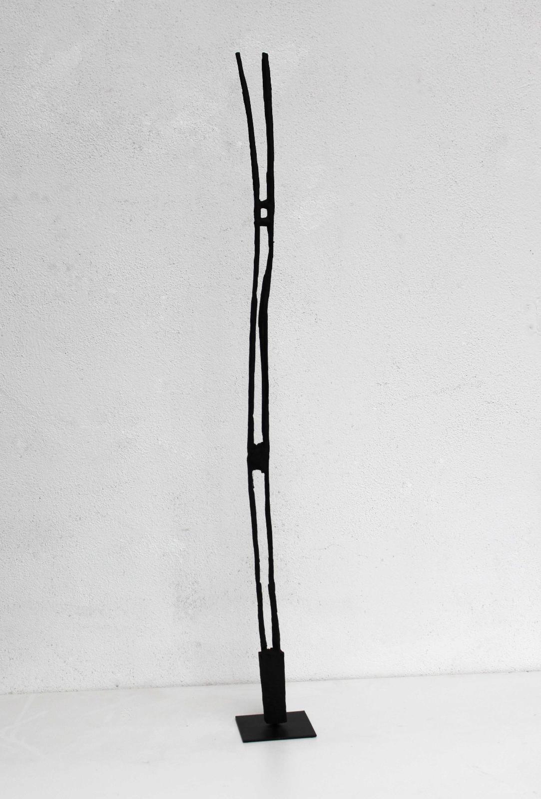 Amin Göhringer, o.T. (15), 2017, Holz geschwärzt, Eisen, 110 cm x 4 cm x 4 cm