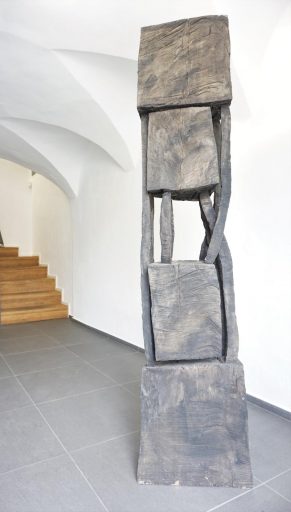 Armin Göhringer, o. T., 2021, Holz, geschwärzt, 186 cm x 40 cm x 34 cm, Preis auf Anfrage, agö013kü
