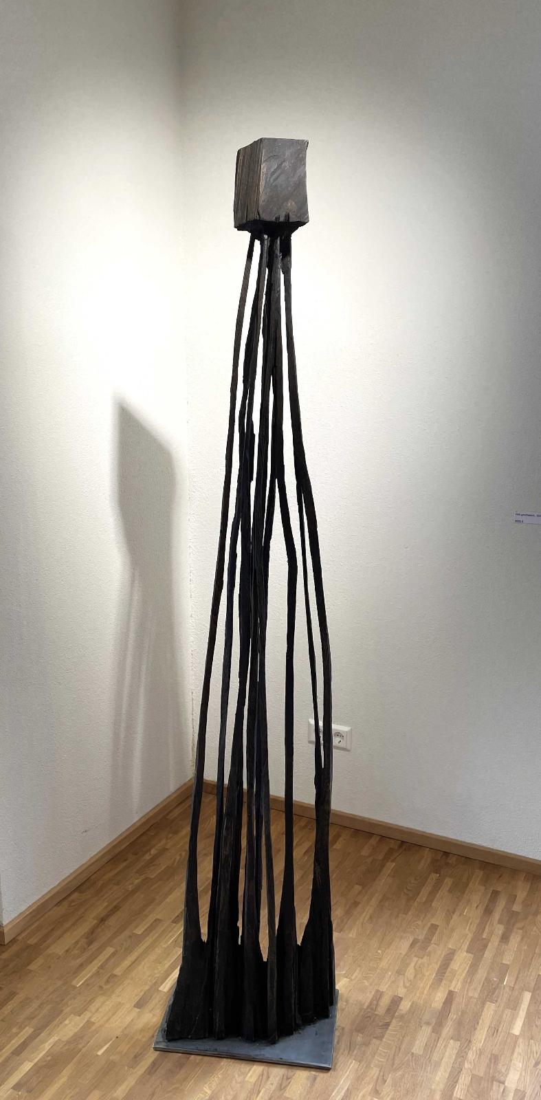 Armin Göhringer, o.T. (5), 2021, Holz geschwärzt, Eisen, 190 cm x 45 cm x 15 cm, Preis auf Anfrage