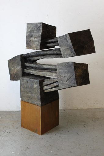 Armin Göhringer, o.T., Holz, geschwärzt, Eisen, 2017, 150x130x45, Preis auf Anfrage, Galerie Cyprian Brenner, agö031kü