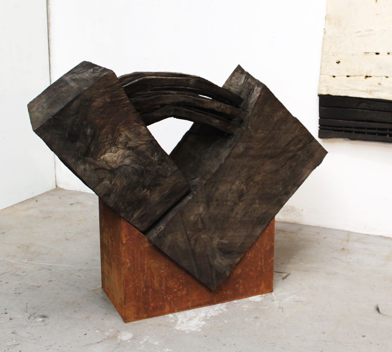 Armin Göhringer, o.T. , Holz geschwärzt, Eisen, 2012 , 113 cm x 143 cm x 45 cm, agö035kü