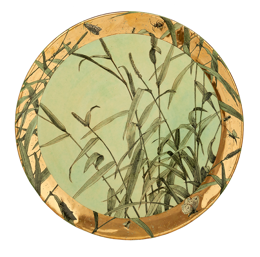 Grita Götze Teller „Gräser“ 2015 Engobe-und Goldmalerei  Durchmesser: 31 cm 