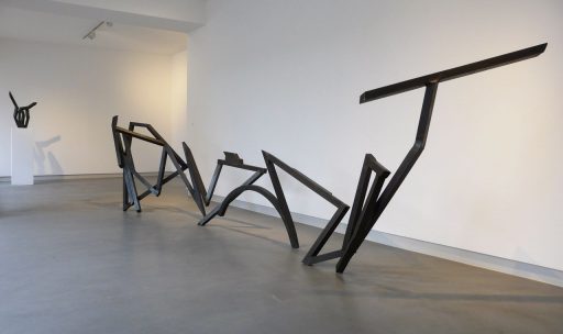 Robert Schad, TOLI GURNE, 1991, Vierkantstahl massiv, 45 mm, 139 cm x 574 cm x 61 cm, Preis auf Anfrage, Galerie Cyprian Brenner