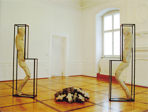 Jürgen Brodwolf, Kreuze Installation, 1996, Pappe, Gaze, Kreideschlämme, Eisen, Plexiglas, Backsteine, ca. 180 cm x 70 cm x 300 cm, Preis auf Anfrage