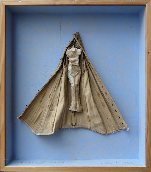Jürgen Brodwolf, Ikarus II , 1997, Fundstück, verhüllte Tubenfigur, 1974, 45 cm x 51 cm, Preis auf Anfrage, SüdWestGalerie