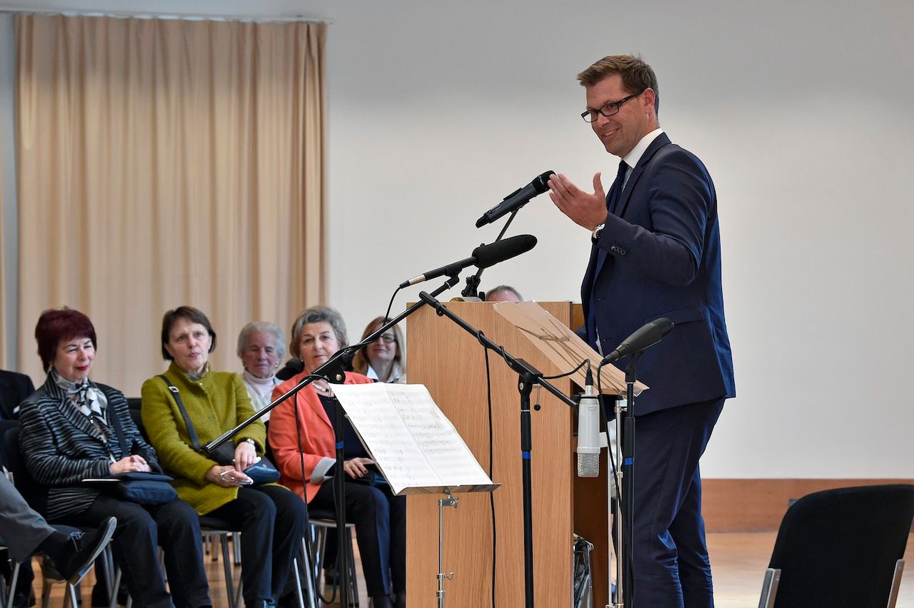 Der Bürgermeister der Stadt Kornwestheim Daniel Güthler begrüßt die Vernissagegäste