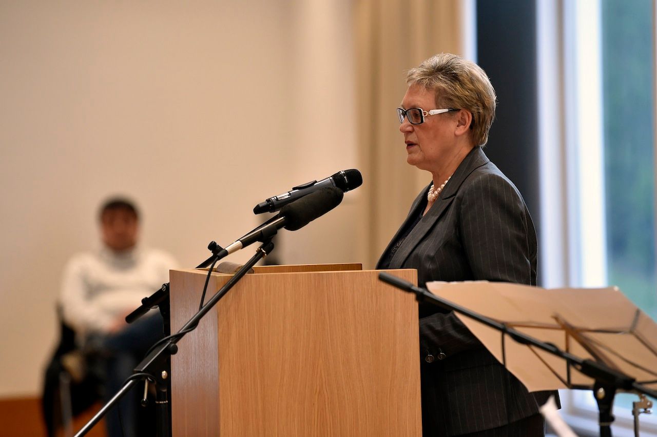 Fr. Dr. Irmgard Sedler hält die Eröffnungsrede zur Vernissage