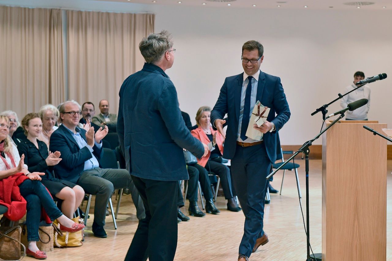 Der Bürgermeister der Stadt Kornwestheim Daniel Güthler begrüßt den Künstler Bruno Kurz