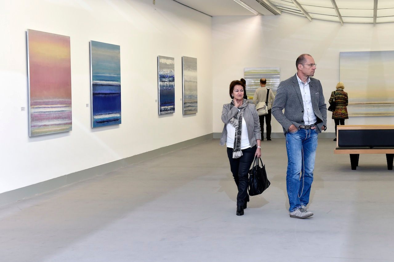 Vernissagegäste im Kleihues-Bau Obergeschoss bei der Eröffnung der Ausstellung LICHTAKKORDE