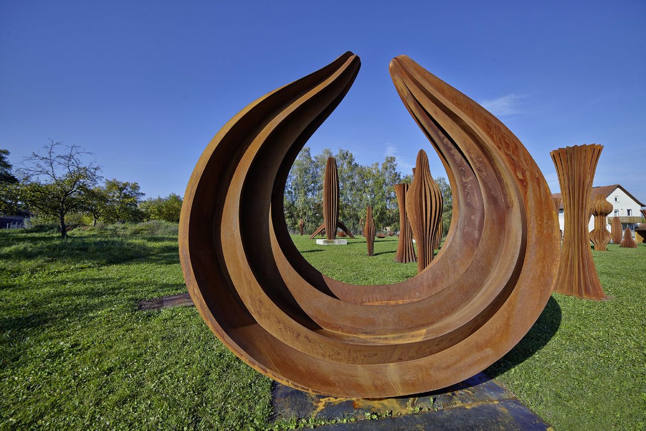 Herbert Mehler, corno grande / corno, 2013, Corten-Stahl, 300 cm x 325 cm x 125 cm / 195 cm x 210 cm x 81 cm, Preis auf Anfrage, meh008kü