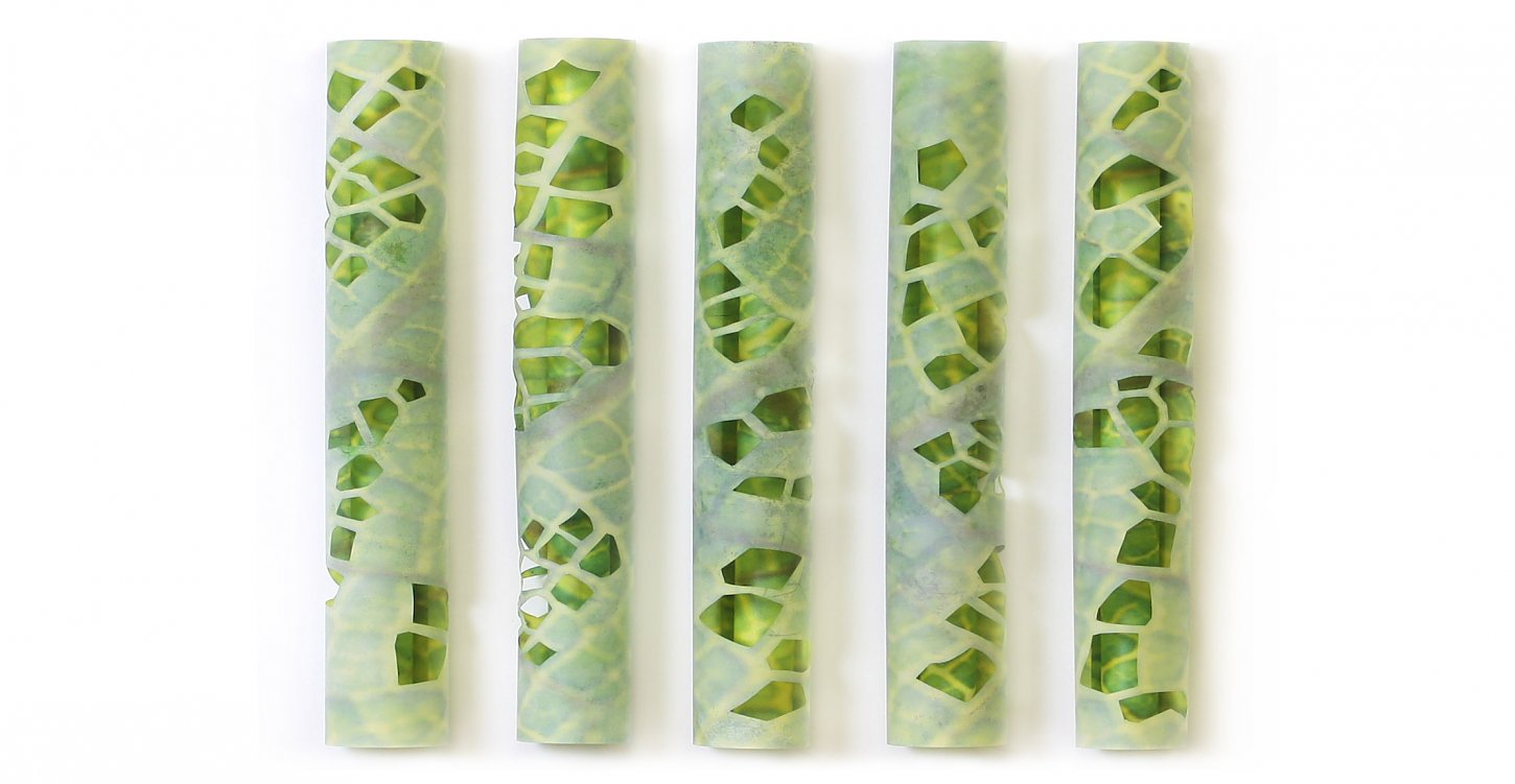 Jeanette Zippel , Bienenpflanzenröhren Blattstrukturen 1 , 2013 , Kopie auf Papier Bienenwachs Mischtechnik , 50 cm x 60 cm x 6 cm Preis auf Anfrage SüdWestGalerie