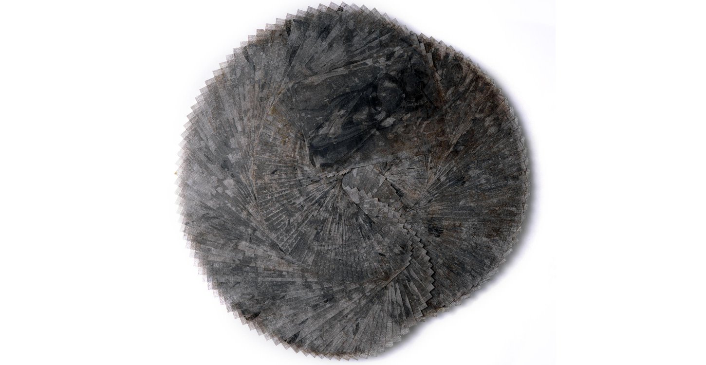 Jeanette Zippel , Rundtanz 2 , 1999 , Kopien auf Bienenwachspapieren übereinandergebügelt, 115 cm x 105 cm , Preis auf Anfrage, SüdWestGalerie