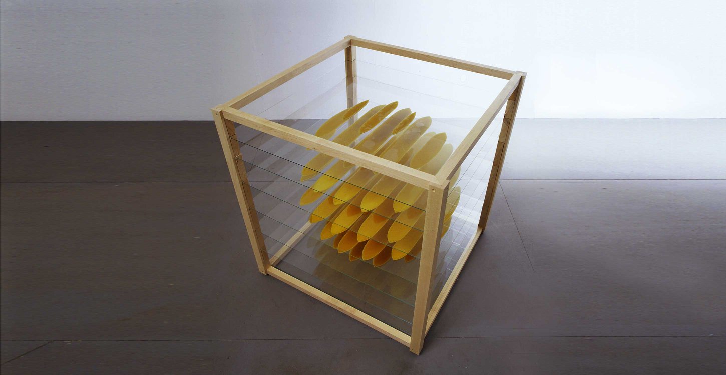 Jeanette Zippel, Wabenbau, Bientransparent 1 , Bienenwachs auf Glas Ahornholz , 74 cm x 70 cm x 70 cm, Preis auf Anfrage, SüdWestGalerie