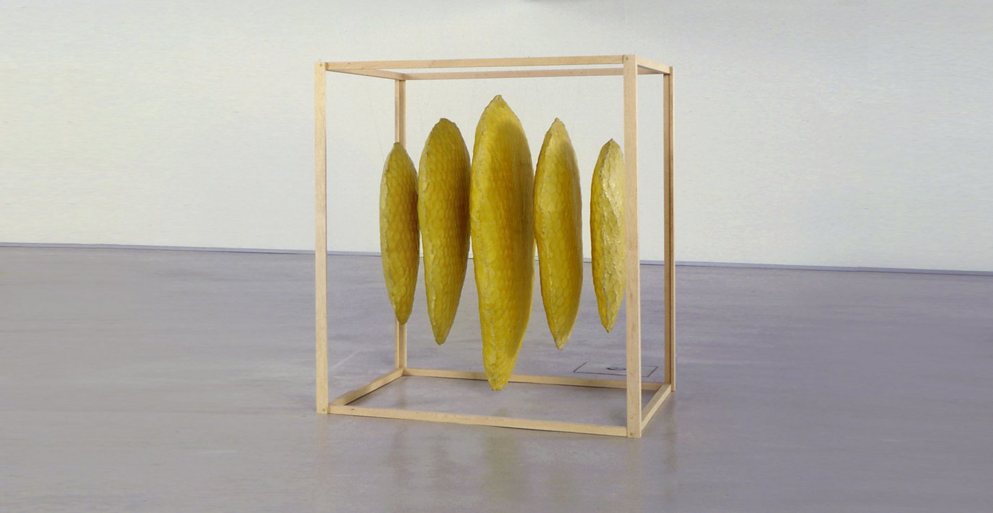 Jeanette Zippel , Wabenbau , Facetten 2 , 2001 , Hängeobjekt , Bienenwachs auf Drahtgeflecht und Stoff, 150 cm x 110 cm x 160 cm , Preis auf Anfrage, SüdWestGalerie