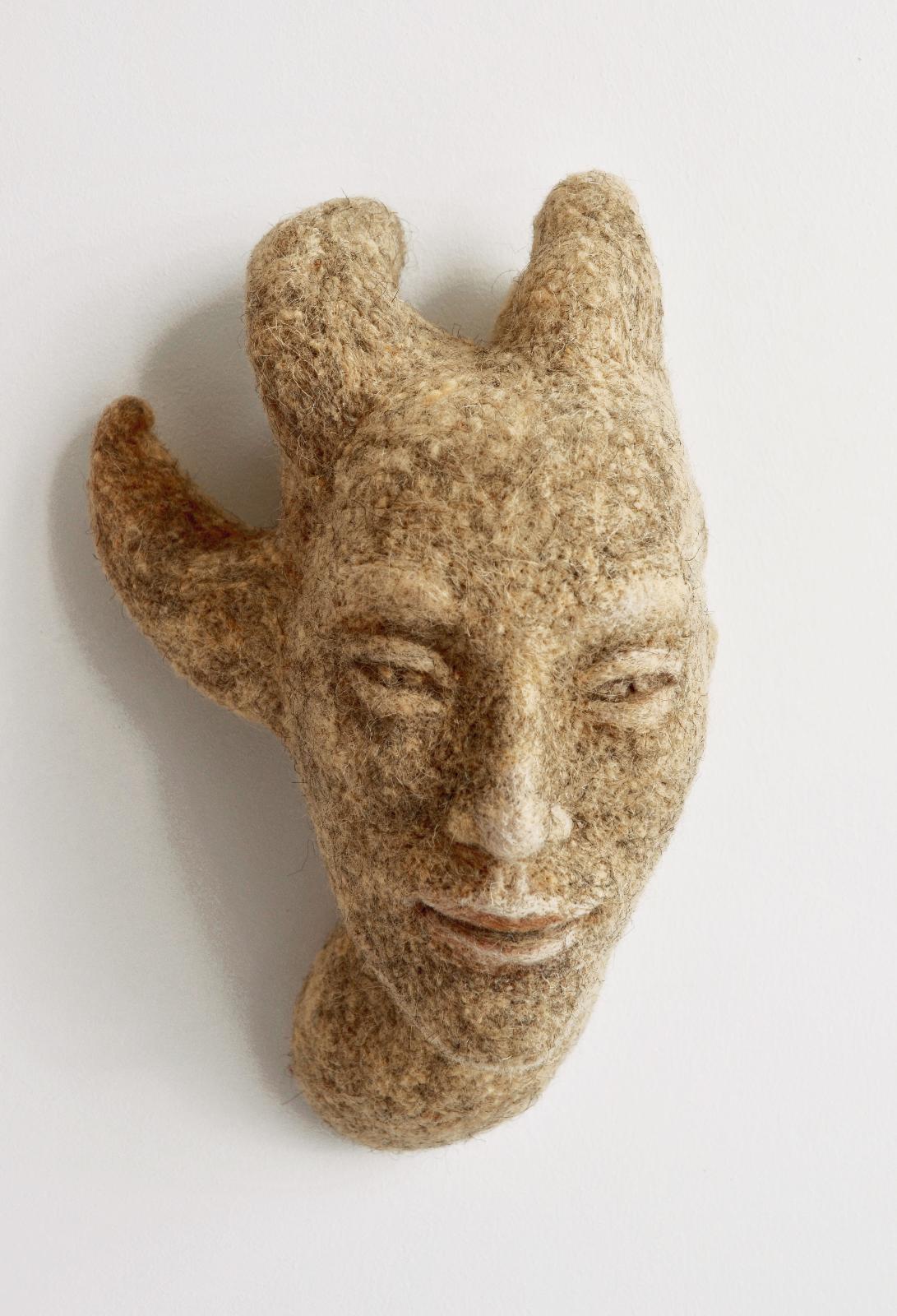 Stefanie Ehrenfried, o.T. (launig), 2021, Schafwolle, nadelgefilzt, 30 cm x 13 cm x 21 cm, Preis auf Anfrage, Galerie Cyprian Brenner