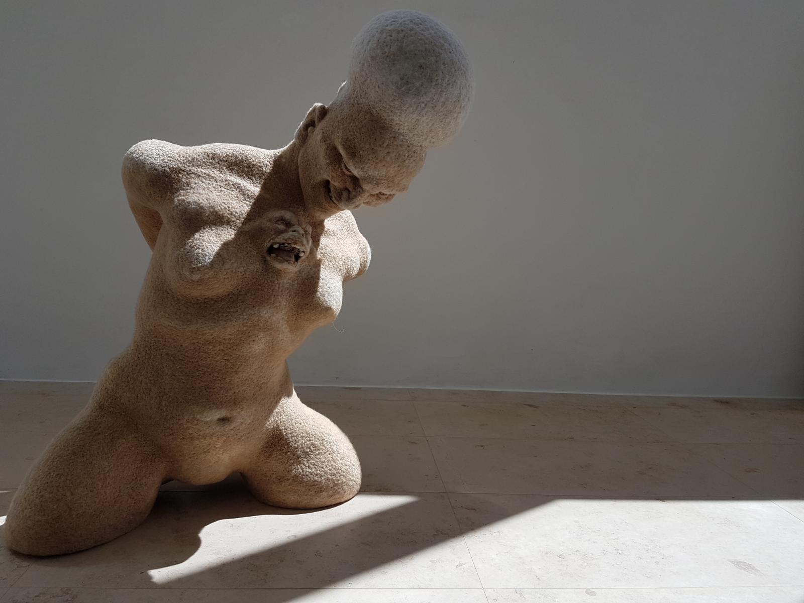 Stefanie Ehrenfried, Die Starke, 2014 - 2015, Schafwolle, nagelgefilzt, 104 cm x 91 cm x 76 cm, ehs001kü, Preis auf Anfrage, SüdWestGalerie