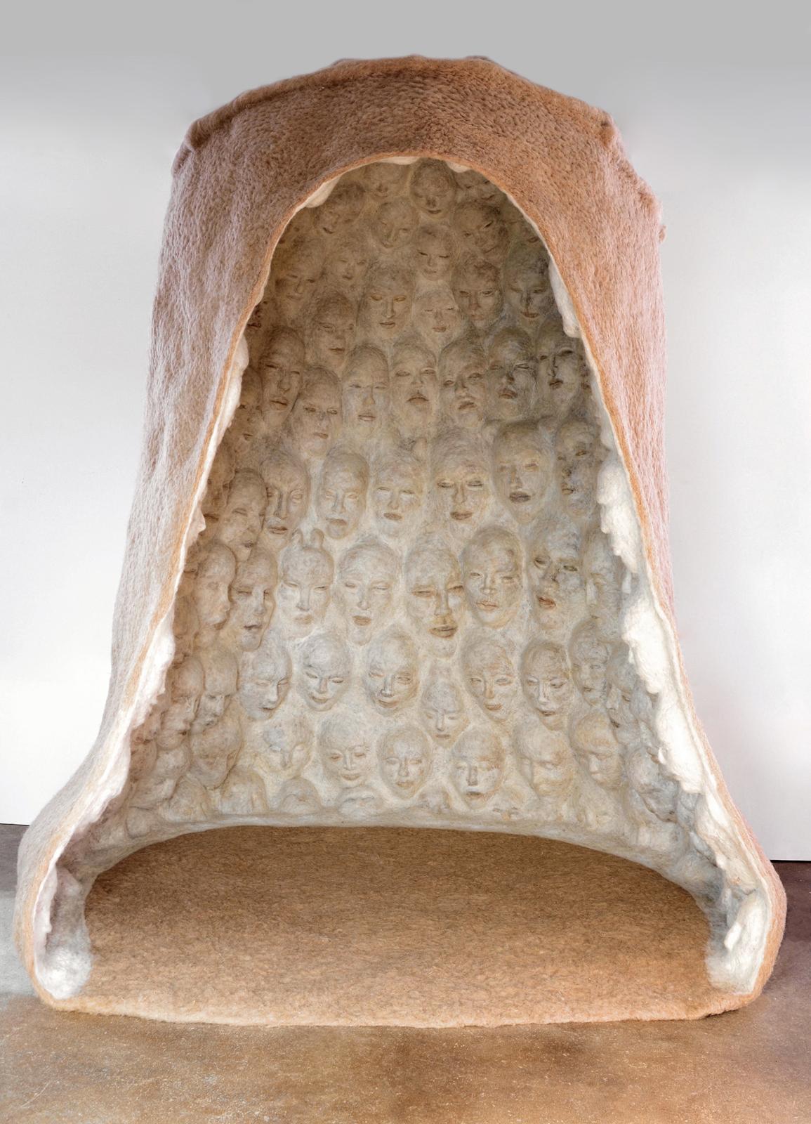 Stefanie Ehrenfried, Gehäuse, 2008-2019, Holz, Schafwolle, 245 cm x 190 cm x 170 cm, ehs007kü, Preis auf Anfrage, Galerie Cyprian Brenner