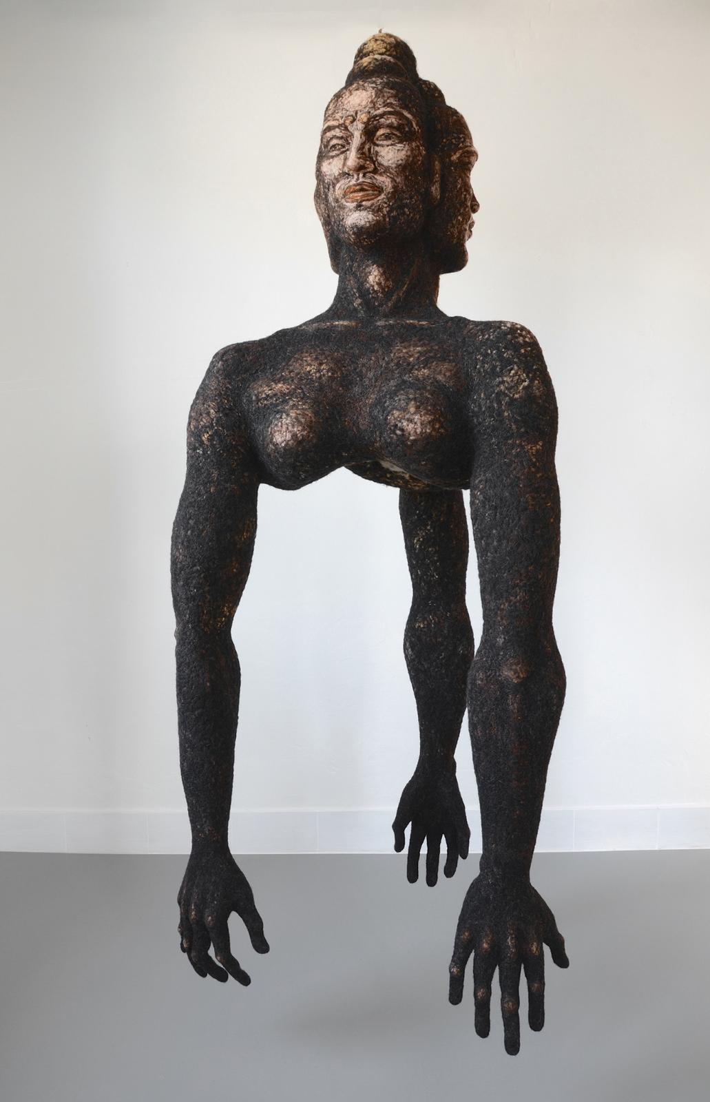 Stefanie Ehrenfried, Große Dunkle, 2009/2019, Schafwolle, nadelgefilzt, 219 cm x 90 cm x 90 cm, Preis auf Anfrage, ehs008kü, Galerie Cyprian Brenner