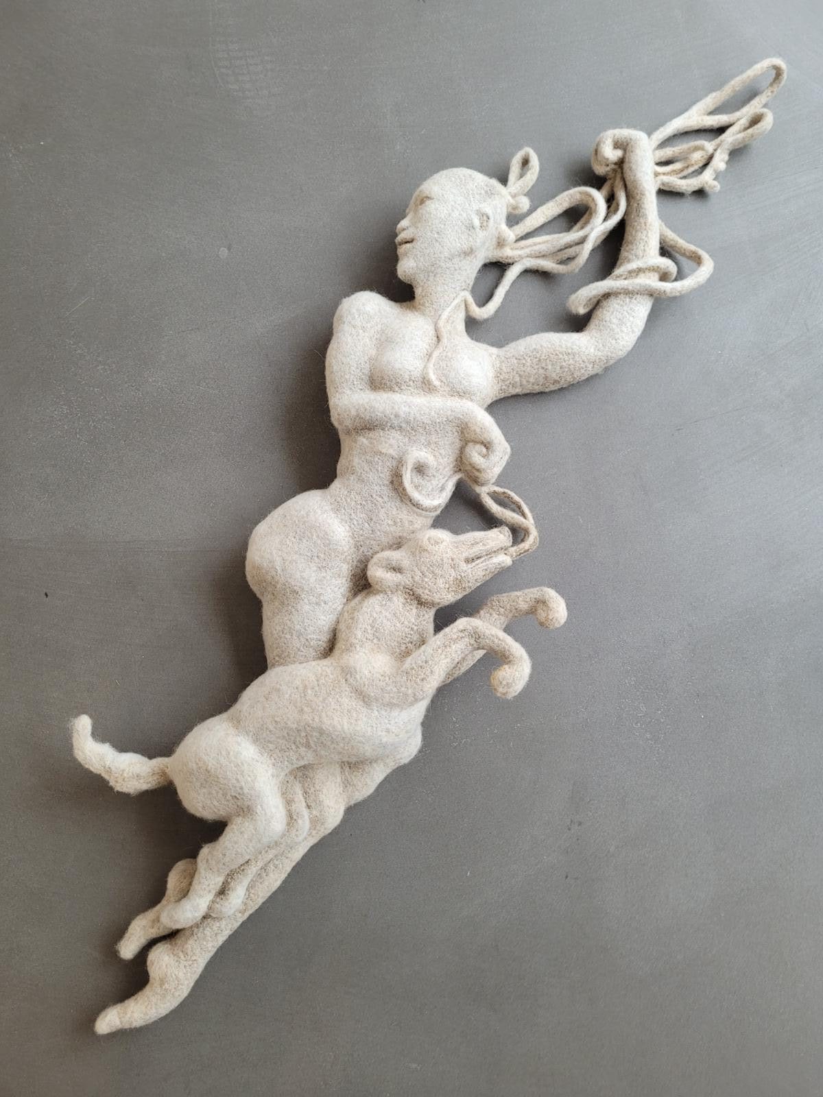 Stefanie Ehrenfried, Wandarbeit, 149 cm x 43 cm x 14 cm, Schafwolle nadelgefilzt, Preis auf Anfrage, Galerie Cyprian Brenner