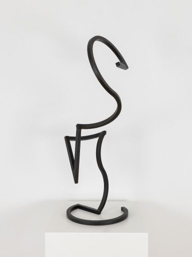 Sonja Edle von Hoeßle, PEPS (Ansicht 2), 2023, Stahl massiv, brüniert, Höhe: 96 cm, Foto: Lars Wiedemann, Preis auf Anfrage, Galerie Cyprian Brenner