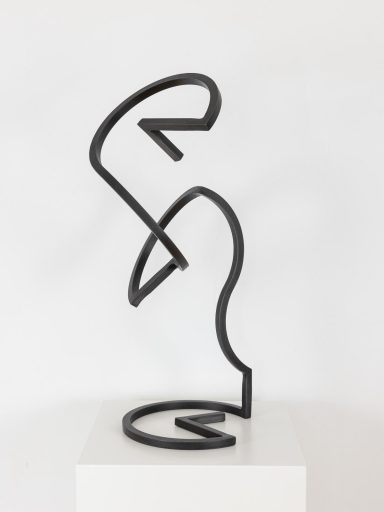 Sonja Edle von Hoeßle, BUYU, 2023, Stahl massiv, brüniert, Höhe: 86 cm, Foto: Lars Wiedemann, Preis auf Anfrage, Galerie Cyprian Brenner