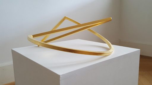 Sonja Edle von Hoeßle, Goldedition, 2015, Schleife 38 Stahl, blattvergoldet, 24 cm x 42 cm x 40 cm, Preis auf Anfrage, evh008kü