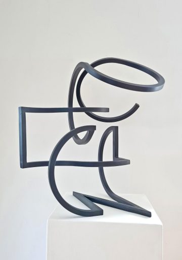 Sonja Edle von Hoeßle, ANPHI, 2023, Stahl massiv, brüniert, Höe: 66 cm, Preis auf Anfrage, Galerie Cyprian Brenner