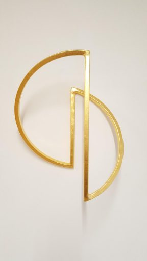 Sonja Edle von Hoeßle, GOLDEDITION Endlosschleife , 2015, Stahl, blattvergoldet mit 24 Karat Reingold, rostschutzgrundiert, 2015, 31 cm x 53 cm x 43 cm x 20 cm, Preis auf Anfrage, Galerie Cyprian Brenner,