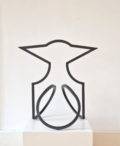 Sonja Edle von Hoeßle, OKIR, 2024, Stahl massiv, brüniert, Höe: 67 cm, Preis auf Anfrage, Galerie Cyprian Brenner