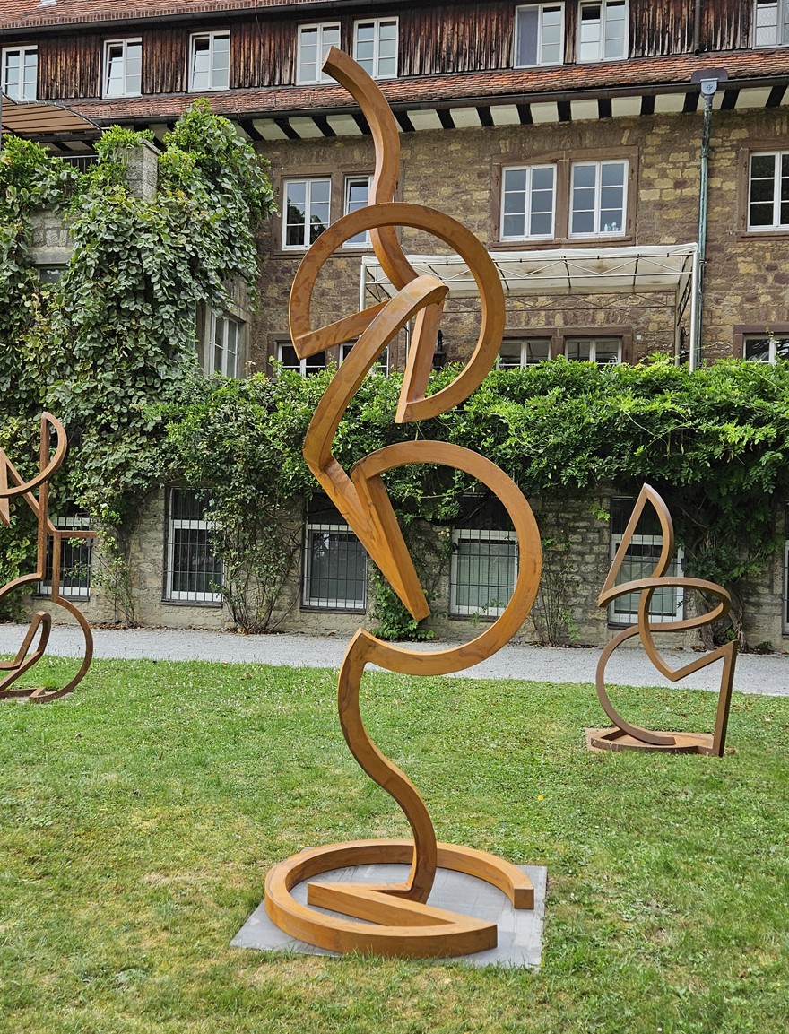 Sonja Edle von Hoeßle, TWIST, 2025, Cortenstahl, 395 cm x 120 cm x 120 cm, Ansicht 1, Preis auf Anfrage, Galerie Cyprian Brenner