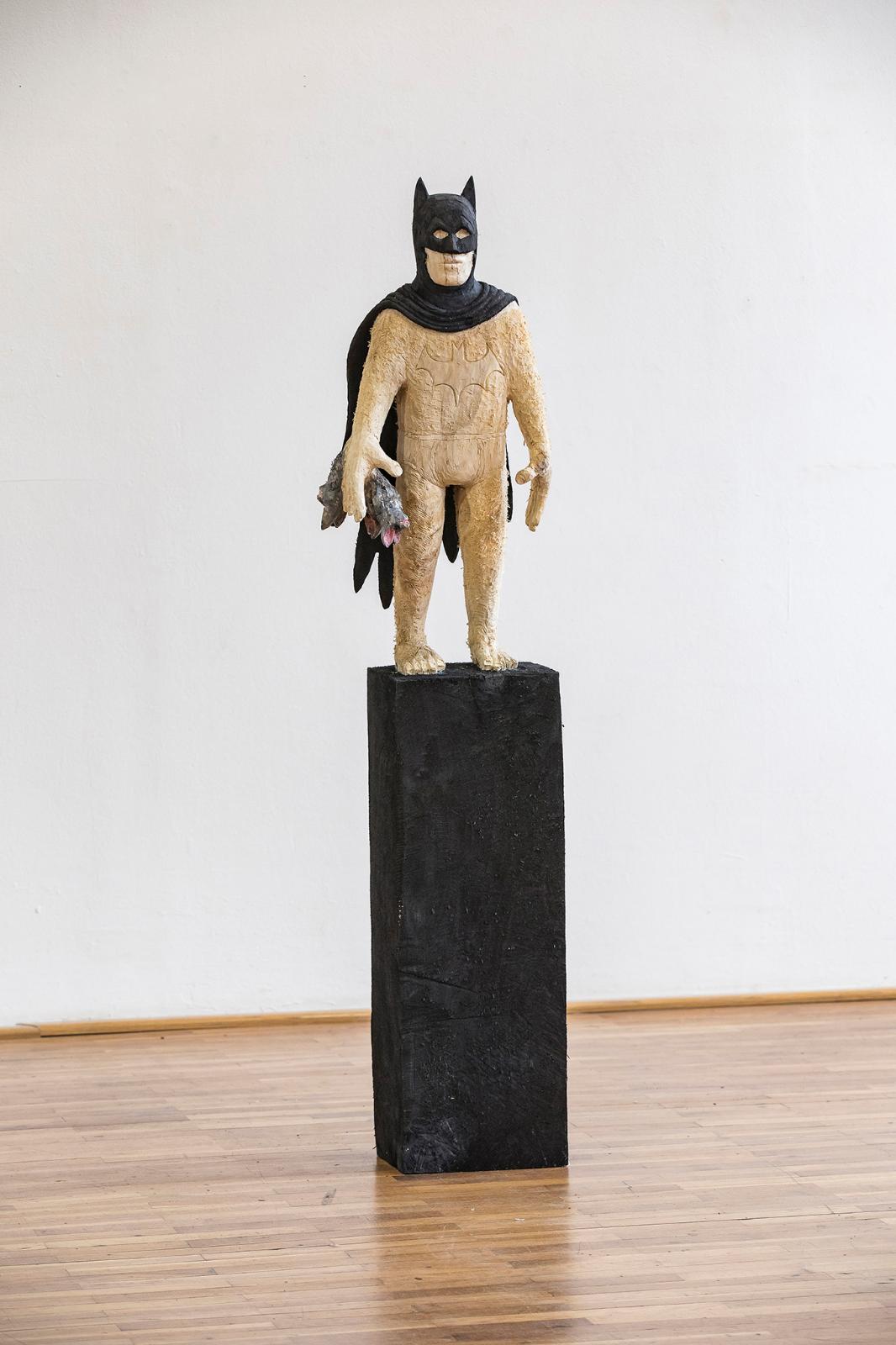 Jan Thomas, Batman, 2017, Pappelholz, Beize, Höhe: 156 cm, Preis auf Anfrage, thj005kü