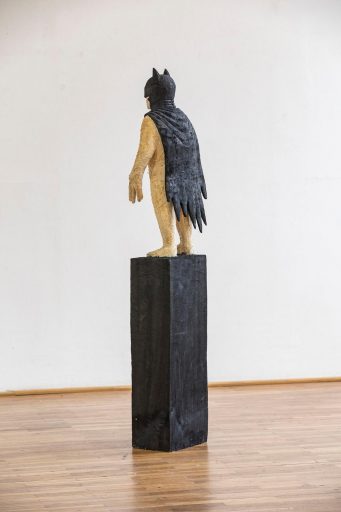 Jan Thomas, Batman (Rückenansicht), 2017, Pappelholz, Beize, Höhe: 156 cm, Preis auf Anfrage, thj005kü