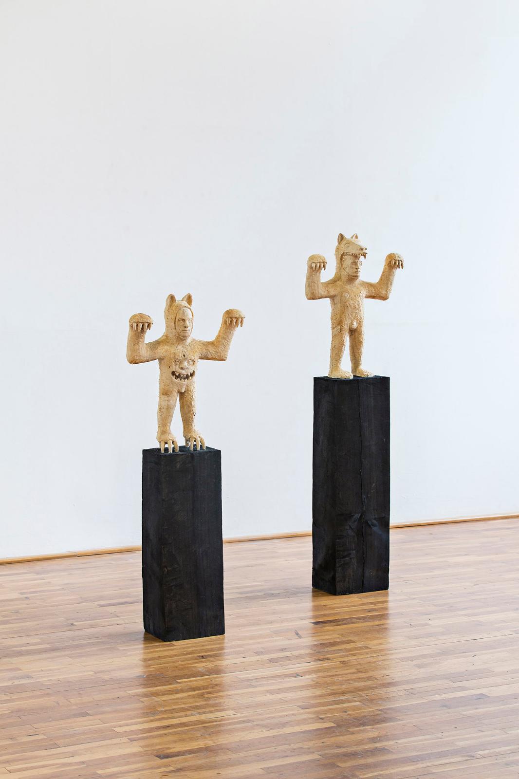 Jan Thomas, Buddy I (linke Skulptur), 2015, Pappelholz, Beize, Höhe: 128 cm, Preis auf Anfrage, thj006kü