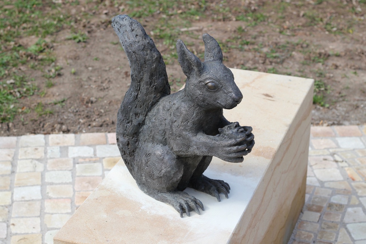 Jan Thomas, Eichhörnchen, 2019, Bronzeguss, Höhe ca. 55 cm, Auflage: 3 Exemplare, Preis auf Anfrage, Galerie Cyprian Brenner