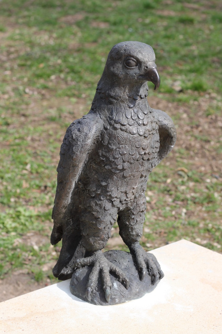 Jan Thomas, Greifvogel, 2019, Bronzeguss, Höhe ca. 50 cm, Auflage: 3 Exemplare, Preis auf Anfrage, Galerie Cyprian Brenner