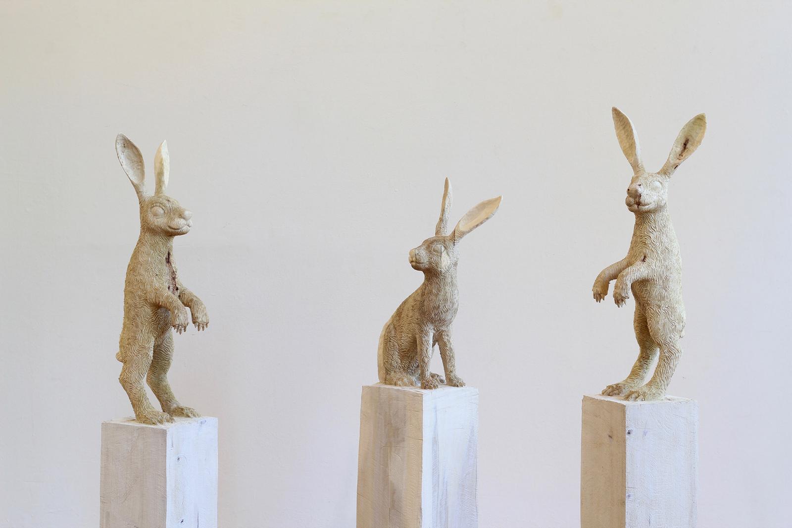 Jan Thomas, Hase (links), 2018, Pappelholz, Lasur, Höhe: 145 cm, Preis auf Anfrage, thj011kü